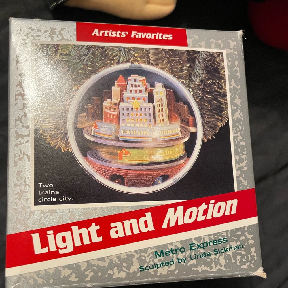 1989 Metro Express Magic Lights Up Artists Favorite Hallmark Motion Ornament.